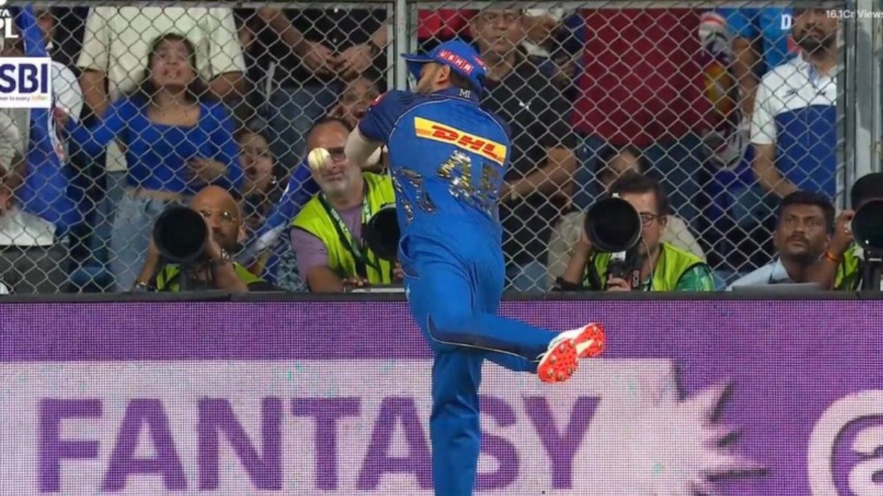 विराट कोहली के बाद, रोहित शर्मा भी फील्डिंग में साबित हुए फिसड्डी, टपकाया लॉलीपॉप कैच; वायरल हुआ वीडियो 2 विराट कोहली के बाद, Rohit Sharma भी फील्डिंग में साबित हुए फिसड्डी, टपकाया लॉलीपॉप कैच; वायरल हुआ वीडियो