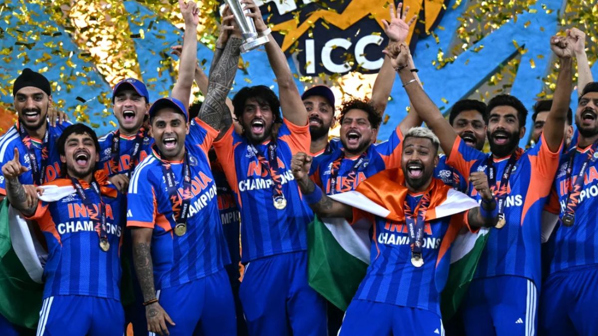 जय शाह को लगाया गले, फिर हवा में उड़ाई टी20 वर्ल्ड कप ट्रॉफी, ऐसा मनाया टीम इंडिया ने ट्रॉफी जीत का जश्न 2 Team India Celebration