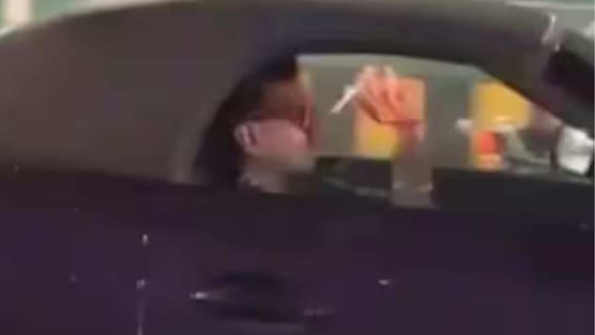 Yuzvendra Chahal का विवादित वीडियो वायरल, सिगरेट पीकर सड़क पर फेंकी बत्ती 2 Yuzvendra Chahal is facing trolling