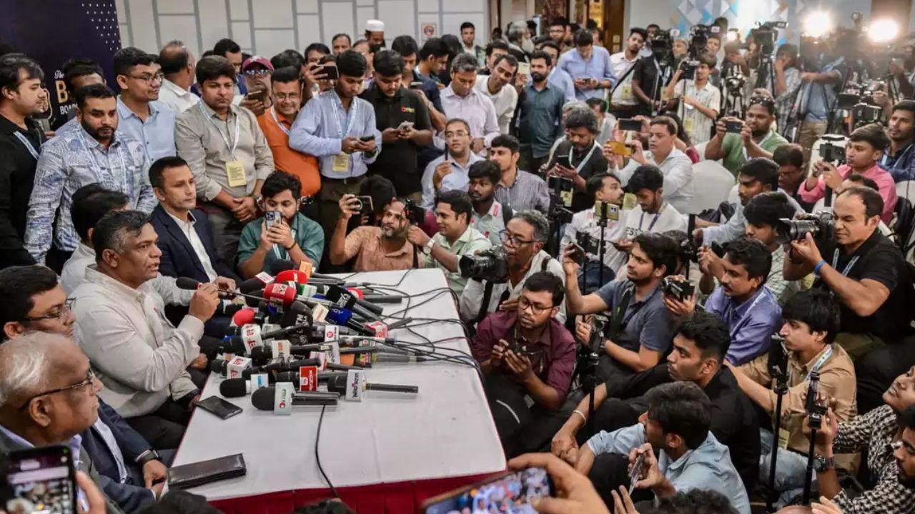 क्रिकेट जगत में हड़कंप, IPL के बीच टीम के 4 बड़े दिग्गजों ने छोड़ा अपना पद, सौंपा Resign