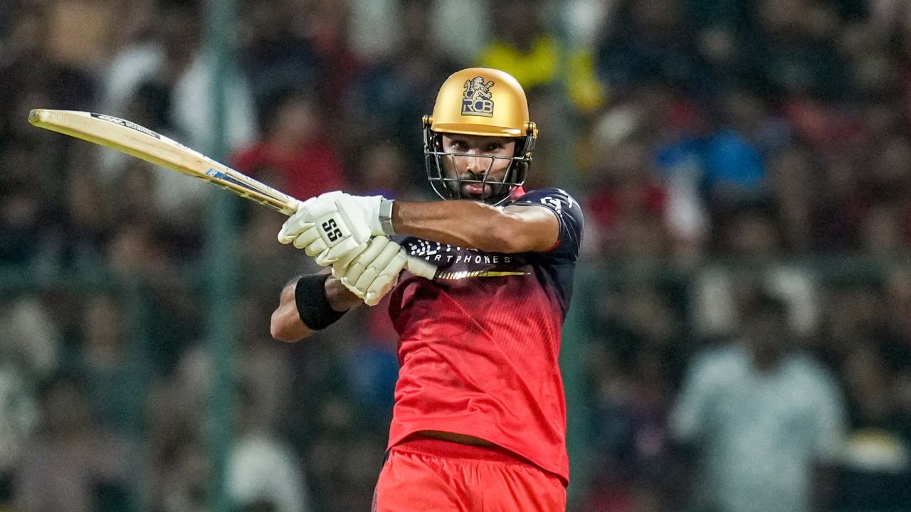 RCB खिलाड़ी के लिए दिनेश कार्तिक ने उठाई आवाज, भारतीय चयनकर्ताओं से बोले ''उसे तीनों फॉर्मेट में मौका दो..."