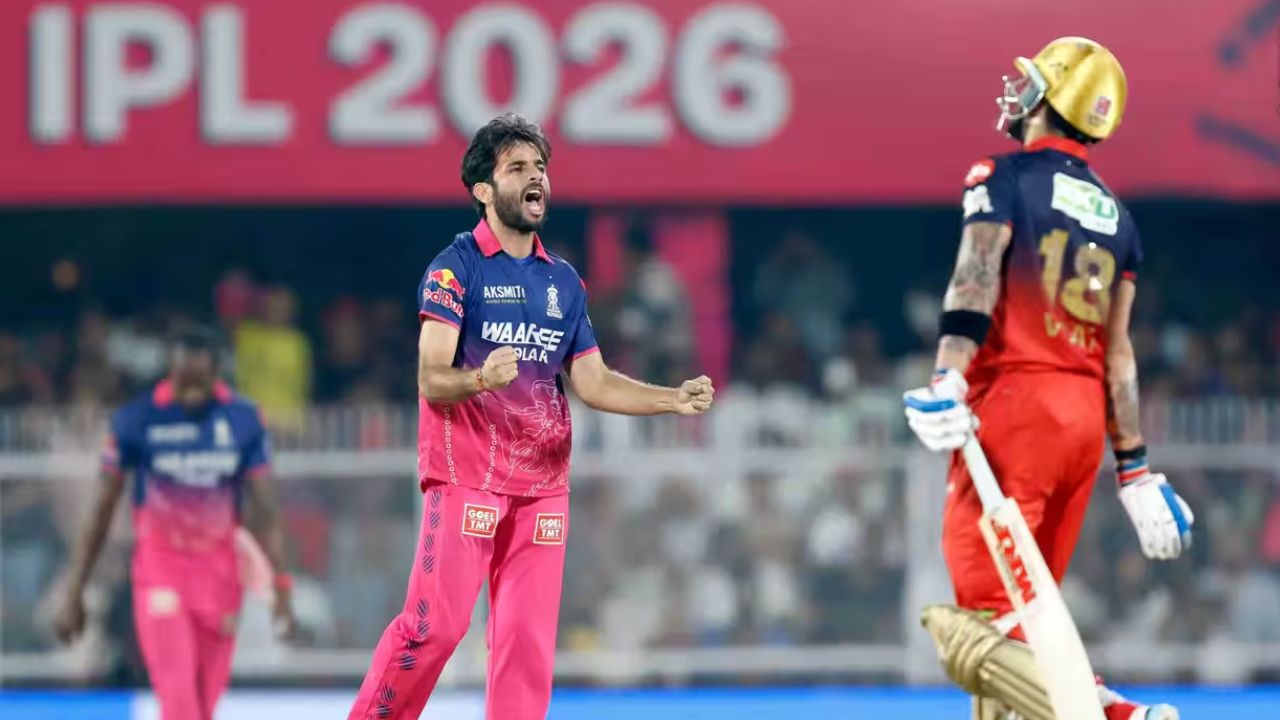 विराट कोहली की तूफानी पारी पर रवि बिश्नोई ने लगाया ब्रेक, किंग को बोल्ड कर मनाया जबरदस्त जश्न; देखें वीडियो 2 Virat Kohli की तूफानी पारी पर रवि बिश्नोई ने लगाया ब्रेक, किंग को बोल्ड कर मनाया जबरदस्त जश्न; देखें वीडियो