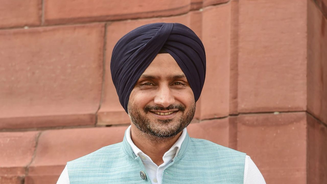 क्रिकेट-राजनीति जगत में हलचल! Harbhajan Singh ने AAP छोड़ी, अब इस पार्टी में हुए शामिल 