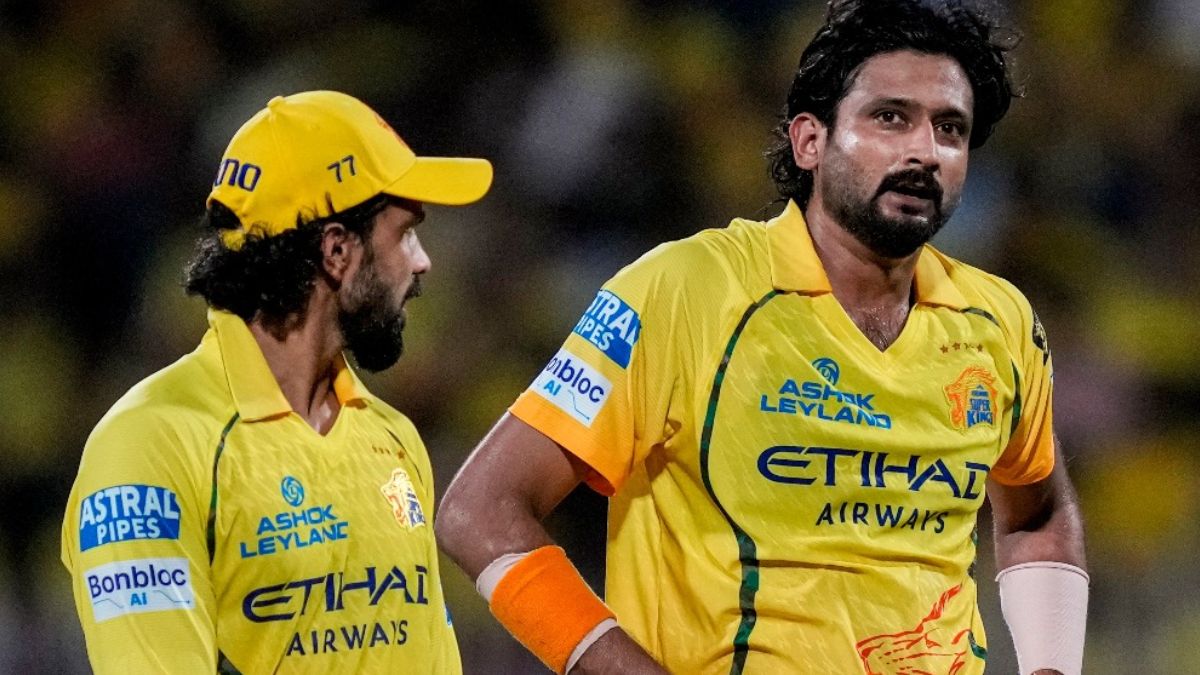 "कंगाली में हुआ आटा गीला" MS Dhoni के बाद चेन्नई का दूसरा सबसे सफल खिलाड़ी पुरे टूर्नामेंट से बाहर, क्वाड्रिसेप्स इंजरी बना कारण 2 Chennai Super Kings' star fast bowler Khaleel Ahmed has been ruled out of IPL 2026 due to an injury.