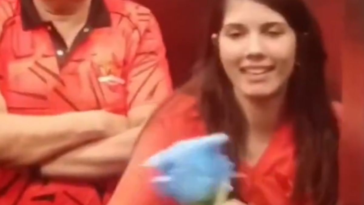 काव्या मारन को प्रपोज करने पहुंचा फैन, सोशल मीडिया पर VIDEO वायरल, SRH मालकिन ने दिया जवाब 2 A fan gifted Kavya Maran a blue rose.