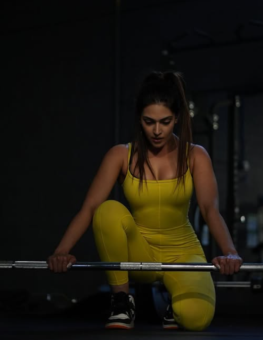 कौन हैं Yesha Sagar? जो DC स्टार Sameer Rizvi की गर्लफ्रेंड, देखें इनकी 10 ग्लैमरस तस्वीरें 8