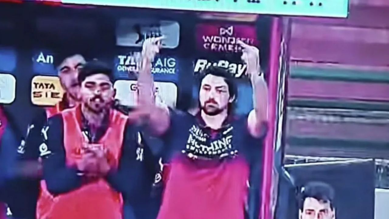 मर्यादाएं भूले RCB के Tim David, मुंबई इंडियंस को दिखाई 'मिडल फिंगर', अब झेलना पड़ेगा बैन