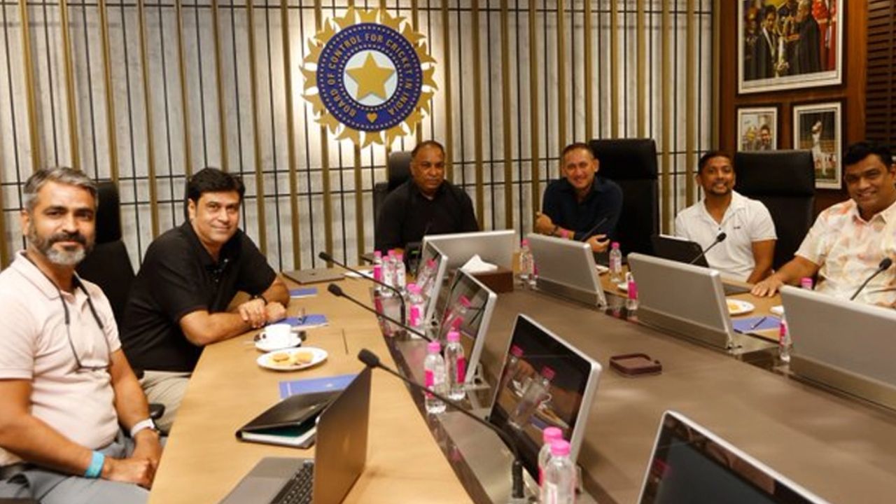 Team India के चयनकर्ताओं की अहम मीटिंग, Ajit Agarkar लेंगे बड़ा निर्णय! इस खिलाड़ी का करियर खत्म करने पर चर्चा