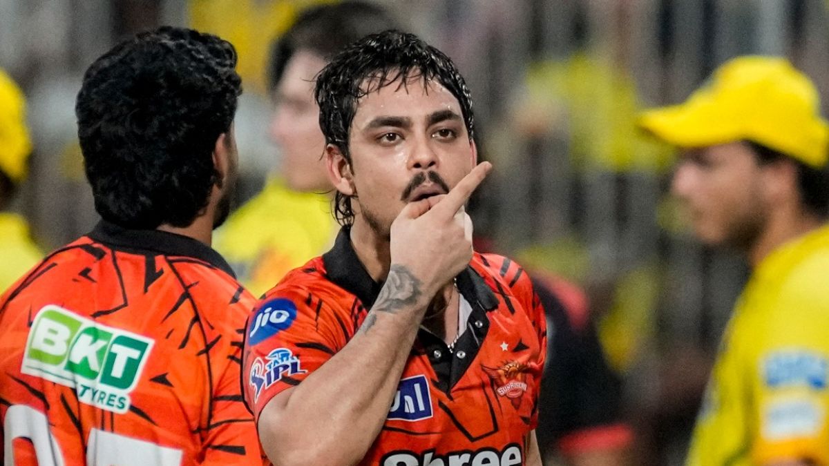 जीत के जश्न में बहके Ishan Kishan, CSK फैंस को सिटी बजाने का इशारा कर चिढ़ाया, कहा “चलो निकलो यहां से…” 2 Ishan Kishan celebrated vigorously after winning the match.